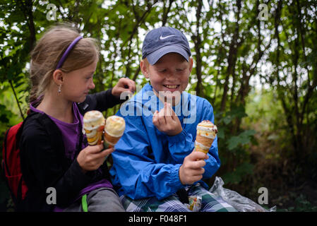 Zwei Kinder essen Eis, ukrainische Scout Trainingslager, Kiew, Ukraine Stockfoto