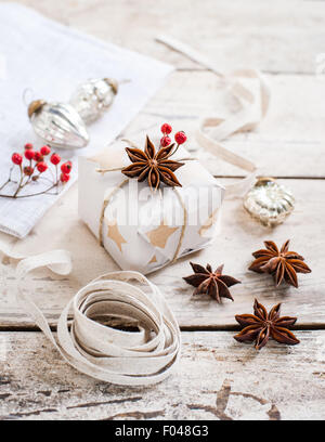 einfache natürliche Weihnachten Geschenkverpackung Stockfoto