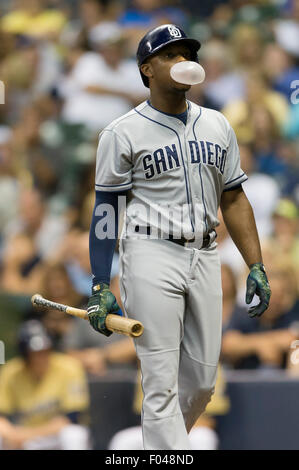 Milwaukee, WI, USA. 5. August 2015. San Diego Padres linker Feldspieler Justin Upton #10 schlägt schwingen in der Major League Baseball Spiel zwischen den Milwaukee Brewers und den San Diego Padres im Miller Park in Milwaukee, Wisconsin. John Fisher/CSM/Alamy Live-Nachrichten Stockfoto
