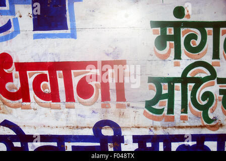 Indianer auf Wand, Mumbai, Maharashtra, Indien zu schreiben. Stockfoto