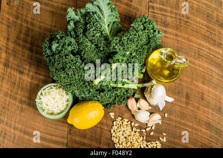 Kale Pinienkernen und Knoblauch für Grünkohl-pesto Stockfoto