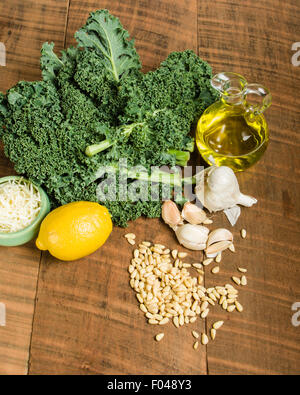 Kale Pinienkernen und Knoblauch für Grünkohl-pesto Stockfoto