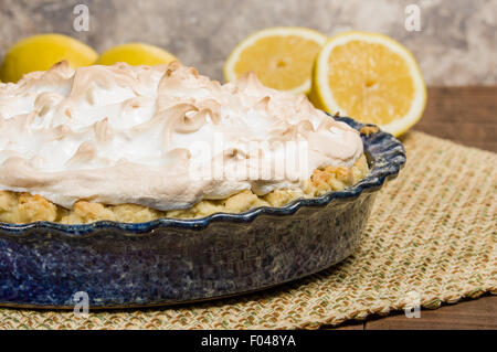 Zitrone Füllung Torte mit Baiser-topping Stockfoto