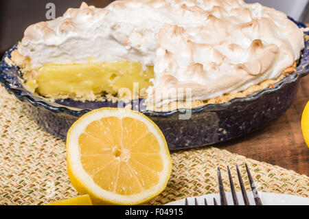 Hausgemachte Zitronen Baiser Torte mit Zitrone Schnitt Obst Stockfoto
