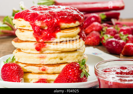 Stapel von Pfannkuchen auf Teller mit Erdbeeren Stockfoto