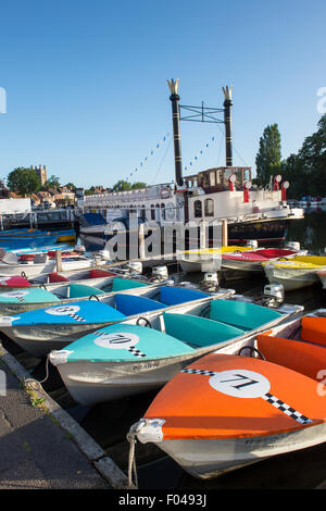 Raddampfer "New Orleans" und ein Boot mieten auf dem Fluss im frühen Morgenlicht in Henley on Thames, Oxfordshire, England Stockfoto