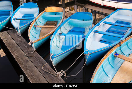 Blau gemalte hölzerne Ruderboote vertäut am Henley on Thames, Oxfordshire, England Stockfoto