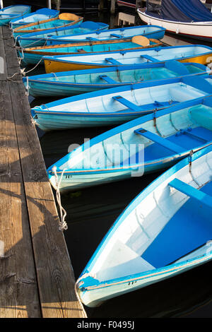 Blau gemalte hölzerne Ruderboote vertäut am Henley on Thames, Oxfordshire, England Stockfoto