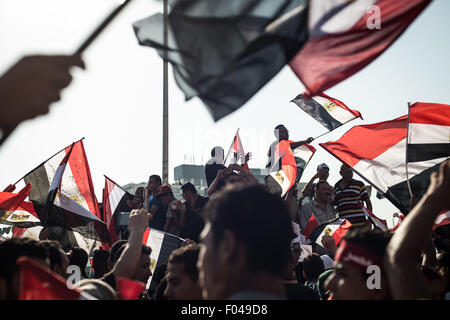 Kairo, Ägypten. 6. August 2015. Ägypter Welle ihre Nationalflaggen, wie sie die Einweihung des "neuen Suez-Kanals" auf dem Tahrir-Platz in Kairo, Ägypten, am 6. August 2015 feiern. Bildnachweis: Pan-Chaoyue/Xinhua/Alamy Live-Nachrichten Stockfoto