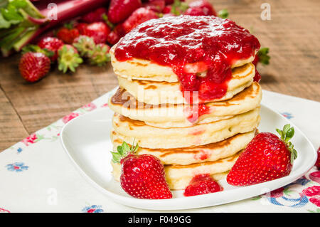 Stapel von Pfannkuchen auf Teller mit Erdbeeren Stockfoto