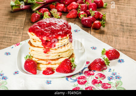 Stapel von Pfannkuchen auf Teller mit Erdbeeren Stockfoto