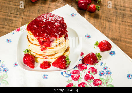 Stapel von Pfannkuchen auf Teller mit Erdbeeren Stockfoto