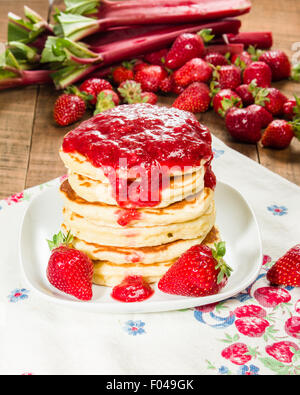 Stapel von Pfannkuchen auf Teller mit Erdbeeren Stockfoto