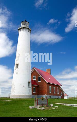 Tawas Point Lighthouse befindet sich am Lake Huron in East Tawas, Michigan, USA. Stockfoto