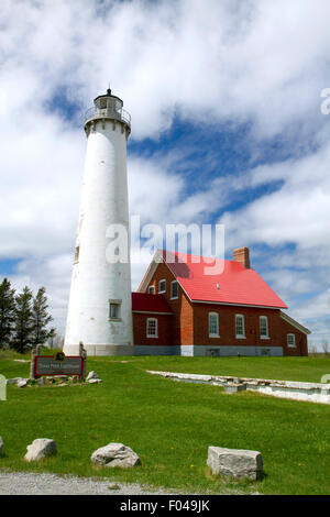 Tawas Point Lighthouse befindet sich am Lake Huron in East Tawas, Michigan, USA. Stockfoto