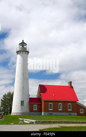 Tawas Point Lighthouse befindet sich am Lake Huron in East Tawas, Michigan, USA. Stockfoto