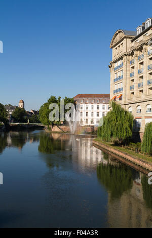 Sommer-Morgen-Blick auf den Fluss Ill, Straßburg Stockfoto