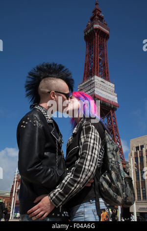 Punks mit mohican gefärbter mohican-Frisur in Blackpool, Lancashire, Großbritannien. 7. August 2015. Liebespaar beim Punk Rebellion Festival in den Winter Gardens. In der berühmten Küstenstadt Blackpool treffen alternative Modebekleidung und ein Aufeinandertreffen der Kulturen aufeinander, während Punks, die am jährlichen Rebellion Festival in den Winter Gardens teilnehmen, sich mit traditionellen Urlaubern treffen. Quelle: MediaWorldImages/Alamy Live News Stockfoto