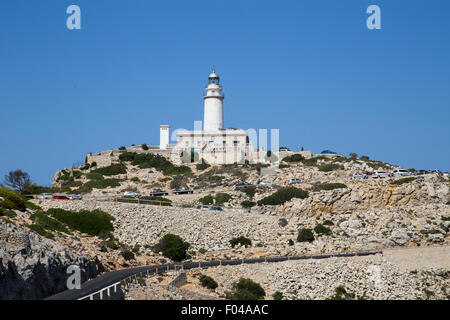 Leuchtturm am Cap de Formentor in der viel befahrenen touristischen Saison.  Autos, die Schlange, die schmalen Bergstraßen. Stockfoto