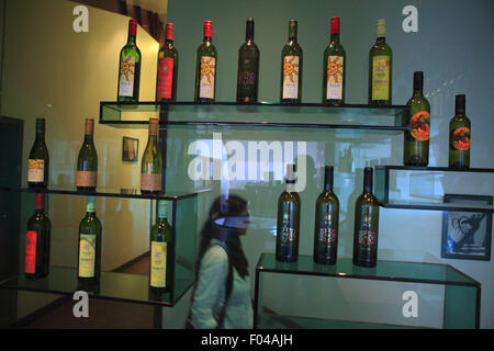 Nasik, Maharashtra, Indien. 26. April 2013. 26. April 2013: Nasik, Indien. Weinkenner auf eine Weinprobe an der Bar in Sula Vineyards in Nasik. © Subhash Sharma/ZUMA Draht/Alamy Live-Nachrichten Stockfoto