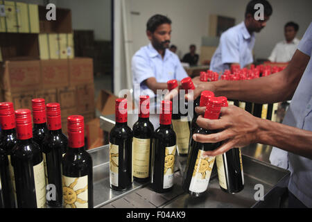 Nasik, Maharashtra, Indien. 26. April 2013. 26. April 2013: Nasik, Indien. Arbeitnehmer bei der Arbeit im Bereich Verpackung in Sula Vineyards in Nasik.Sula Weinbergen ist Indiens beliebteste Weingut. Aus bescheidenen Anfängen im Jahr 1999 entwickelte Sula Weinberge zu einer Welt-Klasse-Weingut mit einem Marktanteil von mehr als 70 % in Indien. Der westliche indische Stadt Nashik gilt als "Wein Hauptstadt Indiens". Der insgesamt 79 Weingüter des Landes hat Nashik allein 34. Die berühmten Weingüter in Nasik gehören Sula, Chateau Dori, Zampa, York & N.D. Weine. © Subhash Sharma/ZUMA Draht/Alamy Live-Nachrichten Stockfoto