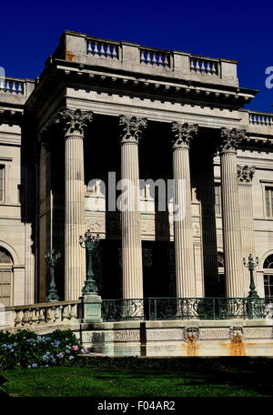 Newport, Rhode Island: 1892 Marmor-Haus, entworfen vom Architekten Richard Morris Hunt, als Sommerhaus für Alva und William Vanderbilt Stockfoto