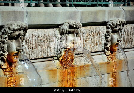 Newport, Rhode Island: Drei Gesichter speien Wasser aus dem Eintrag Fassade Brunnen im 1892 Marble House für Alva und William Vanderbilt gebaut * Stockfoto