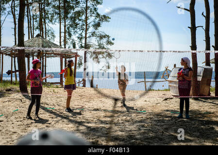 Kinder spielen Badminton in ukrainischer Sprache scout Trainingslager, Kiew, Ukraine Stockfoto