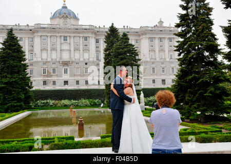 Junge vor kurzem Ehepaar fotografiert in Jardines de Sabatini vor Königspalast, Madrid Stockfoto