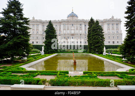 Königspalast von Madrid gesehen von Gärten Jardines de Sabatini, Spanien Stockfoto