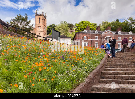 Touristen zu sammeln, in der Nähe der Eisenbrücke in das Dorf von Ironbridge, Shropshire, England Stockfoto