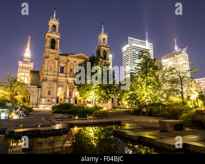 Grzybowski-Platz (Plac Grzybowski) mit All Saints Church in Warschau, Polen, bei Nacht. Stockfoto