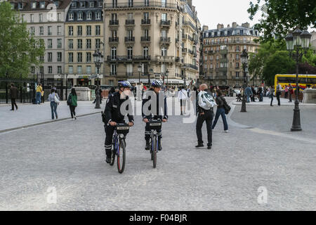 POLIZISTEN AUF FAHRRÄDERN, PARIS, FRANKREICH - CA. 2009. Zwei Polizisten - Fahrrad - auf Streife in Paris. Stockfoto