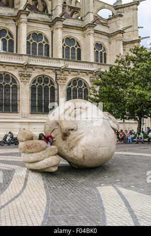 L'ECOUTE VON HENRI DE MILLER, PARIS, FRANKREICH - CA. 2009.  Siebzig Tonnen abstrakte Skulptur Kopf ruht auf einer Hand made s Stockfoto