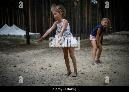 Tänzerinnen in der Natur durchführen, ukrainische scout Trainingslager, Kiew, Ukraine Stockfoto