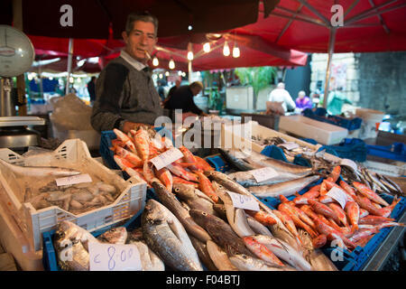 Frischer Fisch und Meeresfrüchte zu den lebhaften Fischmarkt in Catania verkauft. Stockfoto