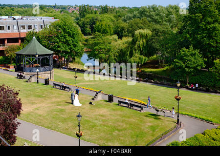 Tamworth Castle Park mit Musikpavillon und Anker River, Staffordshire, UK Stockfoto