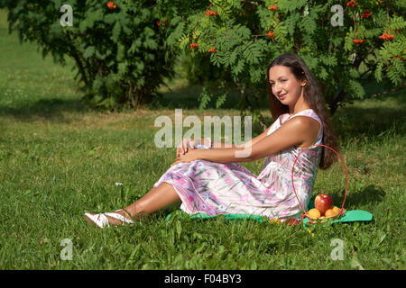 Fröhliches Brünette Mädchen beim Picknick im park Stockfoto