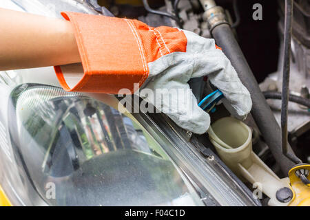 Kfz-Mechaniker in seine Reparatur Shop stehen neben dem Auto - Close-up des Motors Stockfoto