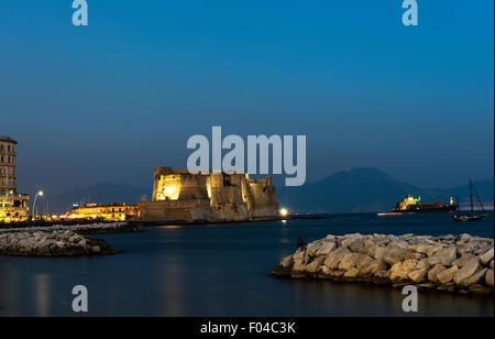 Castel OVO (Ei Schloss) eine mittelalterliche Festung in der Bucht von Neapel, Italien. Stockfoto