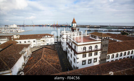 Hafen von Ponta Delgada auf Sao Miguel Insel, Atlantik, Azoren. Stockfoto