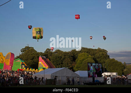 Ashton, UK. 6. August 2015. Riesige Menschenmengen besuchen Bristol International Balloon Fiesta 201 Credit: Keith Larby/Alamy Live News Stockfoto