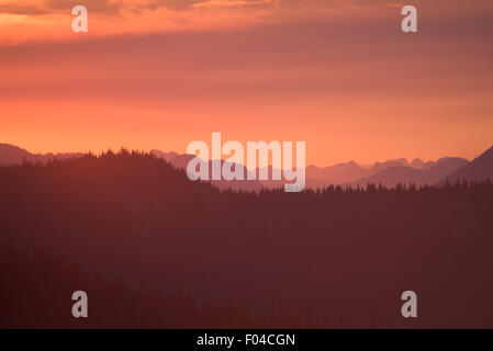 Nach dem Sonnenuntergang Abendhimmel über Berge Stockfoto