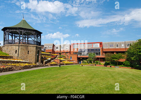 Ankerside Shopping Centre und Schlosspark Gärten mit Musikpavillon, Tamworth, Staffordshire Stockfoto