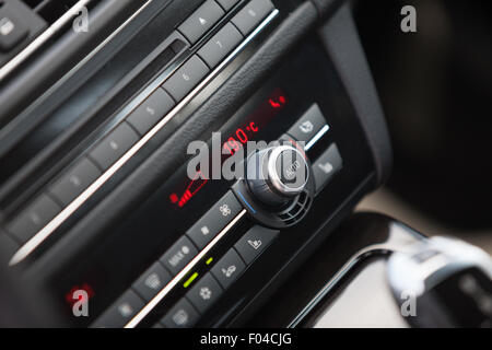 Klimaanlage Knopf Close-up in einem modernen Auto.-Taste auto Klima  Temperatur Stockfotografie - Alamy