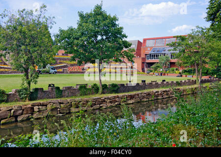 Ankerside Shopping Centre und Schlosspark Gärten mit Anker River, Tamworth, Staffordshire Stockfoto