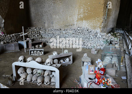 Schädel und Knochen in der unheimliche Bestattung Höhle Cimitero delle Fontanelle in Neapel. Stockfoto