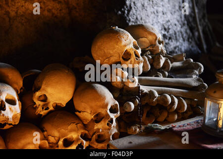 Schädel und Knochen in der unheimliche Bestattung Höhle Cimitero delle Fontanelle in Neapel. Stockfoto