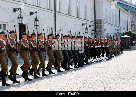 Warschau, Polen. 6. August 2015. Polnische Soldaten marschieren in Formation vor dem Präsidentenpalast in Warschau, Polen, als Teil der Feierlichkeiten der Einweihung des neuen Präsidenten Polens, Andrzej Duda.Polands neuesten Präsident wurde in Polens Hauptstadt Warschau eingeweiht. Herr Andrzej Duda gewann die Präsidentschaftswahlen Ende Mai in Polen. Er wurde als Polens 4. demokratisch gewählten Präsidenten Polens "Sejm" am Dienstag Morgen vereidigt. Bildnachweis: Anna Ferensowicz/Pacific Press/Alamy Live-Nachrichten Stockfoto