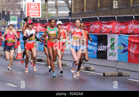 London, UK.  25. April 2010.  Datei-Bilder aus der 2010-London-Marathon, wo Liliya Shobukhova (Russland), im Bild, die elitären Frauen in der Nähe von Meile 13 führt.  Diese Bilder gehen mit der Breaking News Geschichte des 6. August 2015 wo Liliya Shobukhova (Russland)-London-Marathon 2010 Sieger und der Zweitplatzierte im Jahr 2011 hat alle ihre Ergebnisse ab Oktober 2009 für doping für nichtig erklärt hatte. Ihr Erfolg in London werden aus den Rekordbüchern entfernt und London-Marathon-Veranstalter übernimmt nun Klage vor Gericht ", das Preis und Aussehen Geld zu erholen" Shobukhova in 2010 & 2011 geschenkt. Bildnachweis: Stephen Chung/Alamy Li Stockfoto